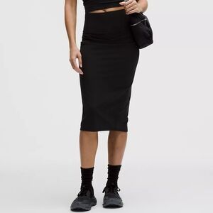 *NWT* LULULEMON Nulu Slim-Fit High-Rise Midi Skirt, Size 4, Color - Black
